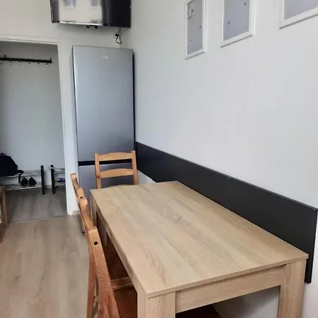 5 Betten Monteurwohnung In Lägenhet